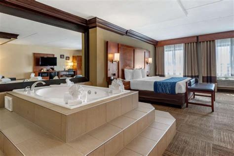 hotel suites jacuzzi|jacuzzi hotel suites near me.